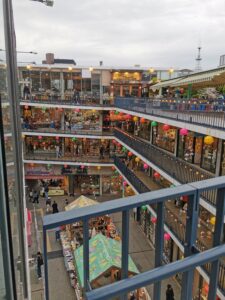 Blick in das spiralförmige Einkaufszentrum Ssamziegil in Insadong, Seoul