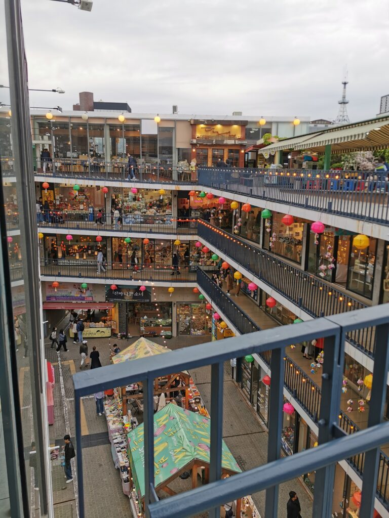Blick in das spiralförmige Einkaufszentrum Ssamziegil in Insadong, Seoul